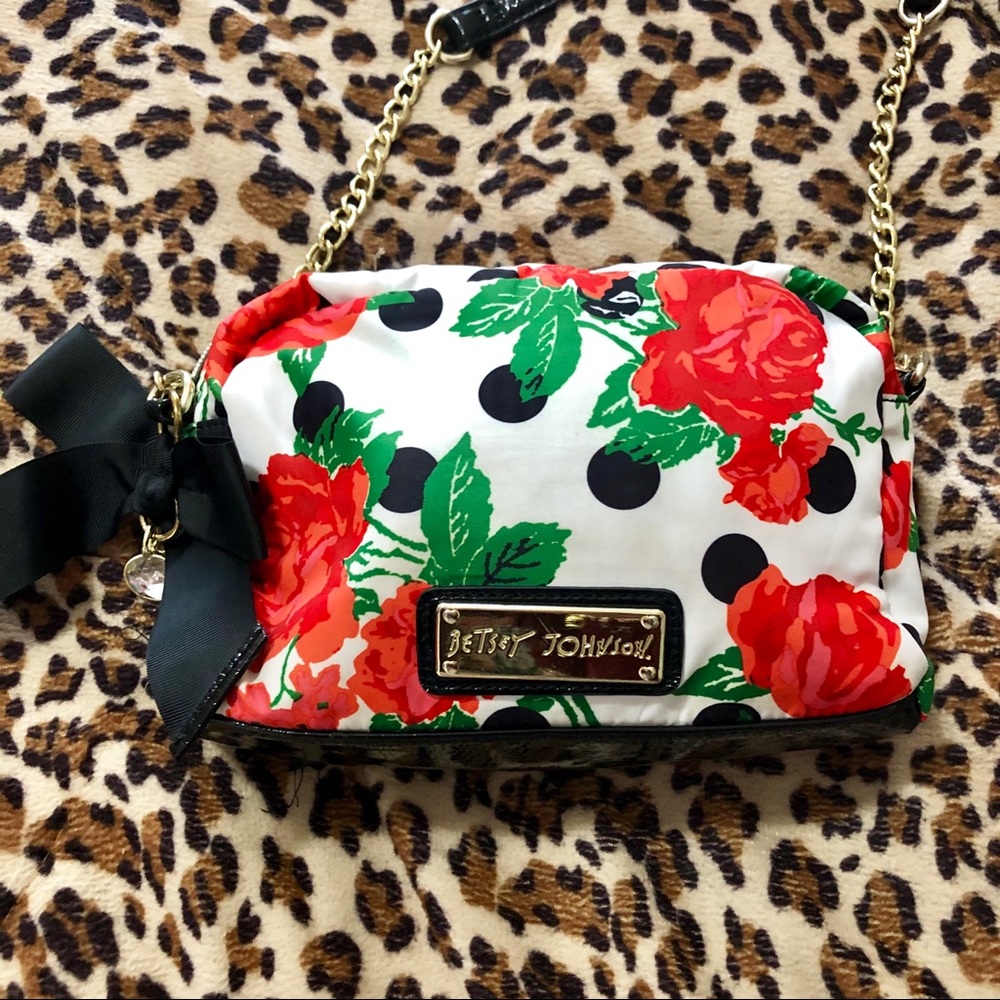 Betsey Johnson crossbody purse🌹🌹🌹